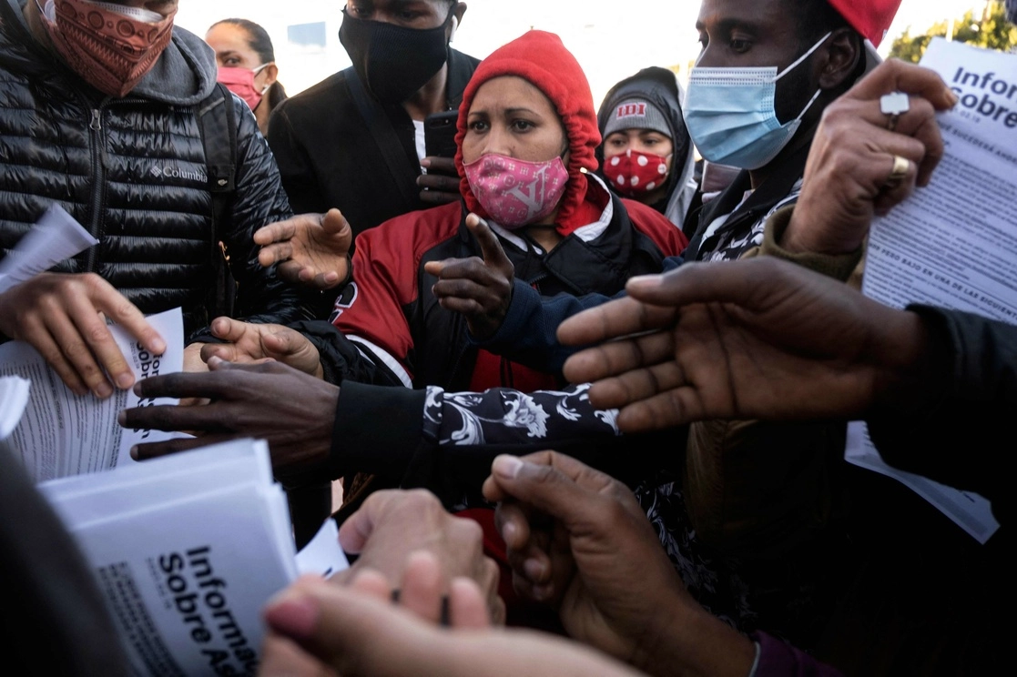 Pese a las bajas temperaturas, cientos de migrantes, en su mayoría de Centroamérica, durmieron a la intemperie afuera del INM en Tijuana (imagen), en espera de que Estados Unidos los reciba para reanudar su petición de asilo. Foto Afp