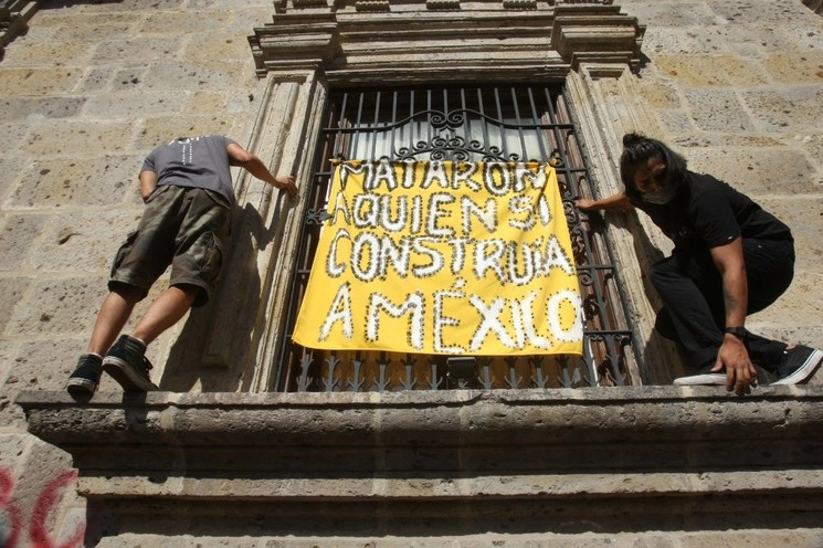 Jóvenes protestan afuera de Palacio de Gobierno, en Guadalajara, Jalisco, tras la muerte de Giovanni López. Foto Arturo Campos Cedillo
