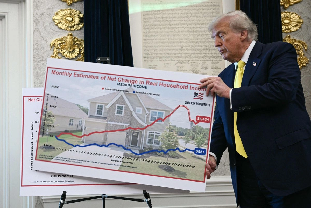 El presidente de Estados Unidos, Donald Trump, habla sobre la economía en la Oficina Oval de la Casa Blanca el 7 de agosto de 2025, en Washington, D.C. Foto