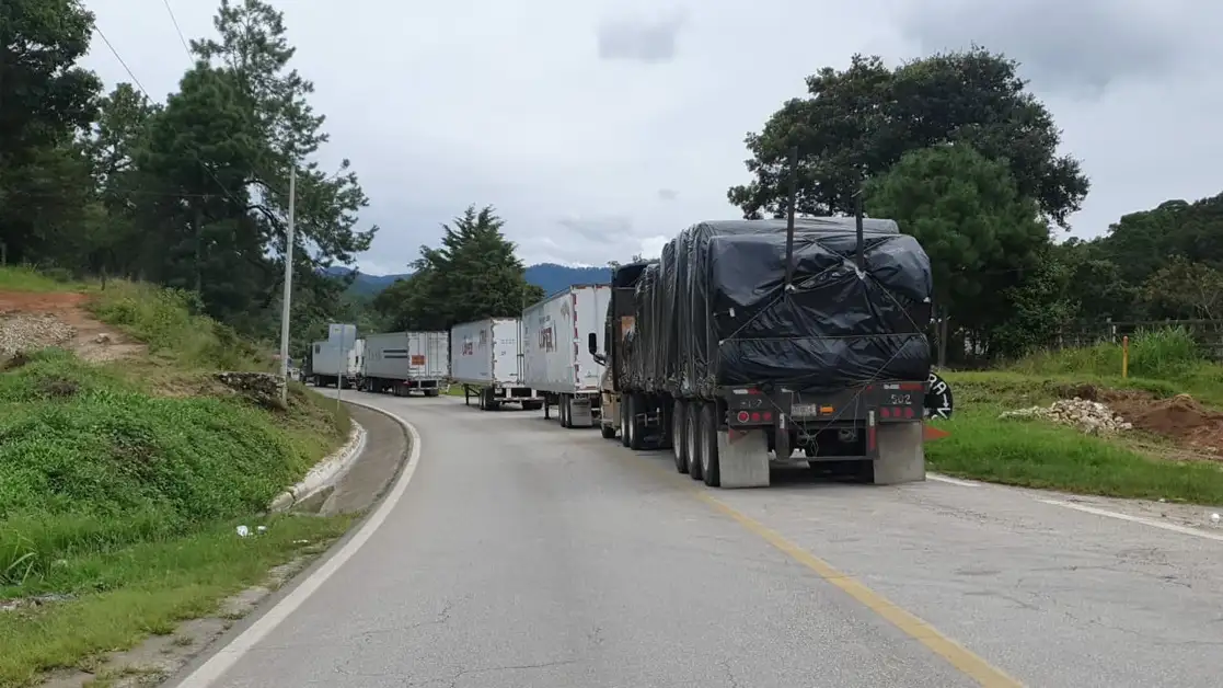 Los transportistas son apoyados por los habitantes de Teopisca, Chiapas, ante las dificultades que enfrentan por ekl bloqueo en la carretera Panamericana. Foto ‘La Jornada’
