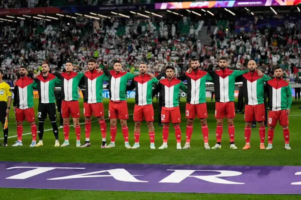 Un momento de silencio se guardó en el estadio de la ciudad de Rayán, en Qatar, antes del encuentro del combinado palestino contra Irán, en memoria de las miles de víctimas en los ataques de Israel en la franja de Gaza. Foto Ap 



