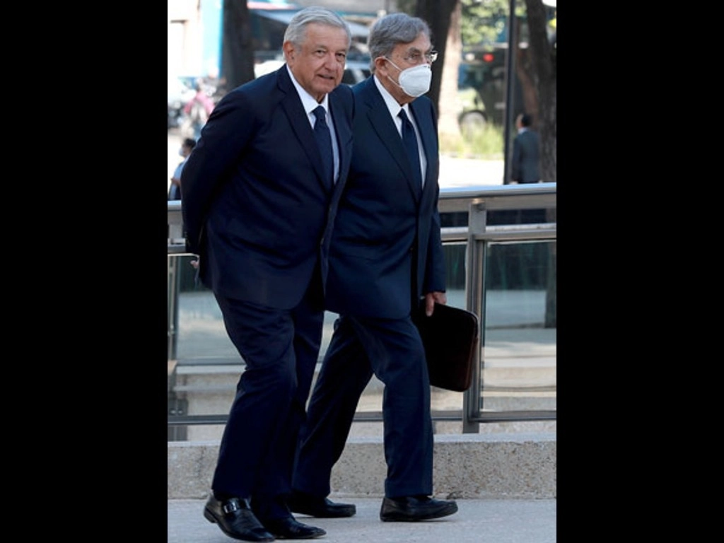  El presidente Andrés Manuel López Obrador –acompañado de legisladores, de Cuauhtémoc Cárdenas Solórzano, de la jefa de Gobierno de la Ciudad de México, Claudia Sheinbaum, y del historiador Lorenzo Meyer– conmemoró el 50 aniversario luctuoso del general Lázaro Cárdenas del Río. Foto María Luisa Severiano