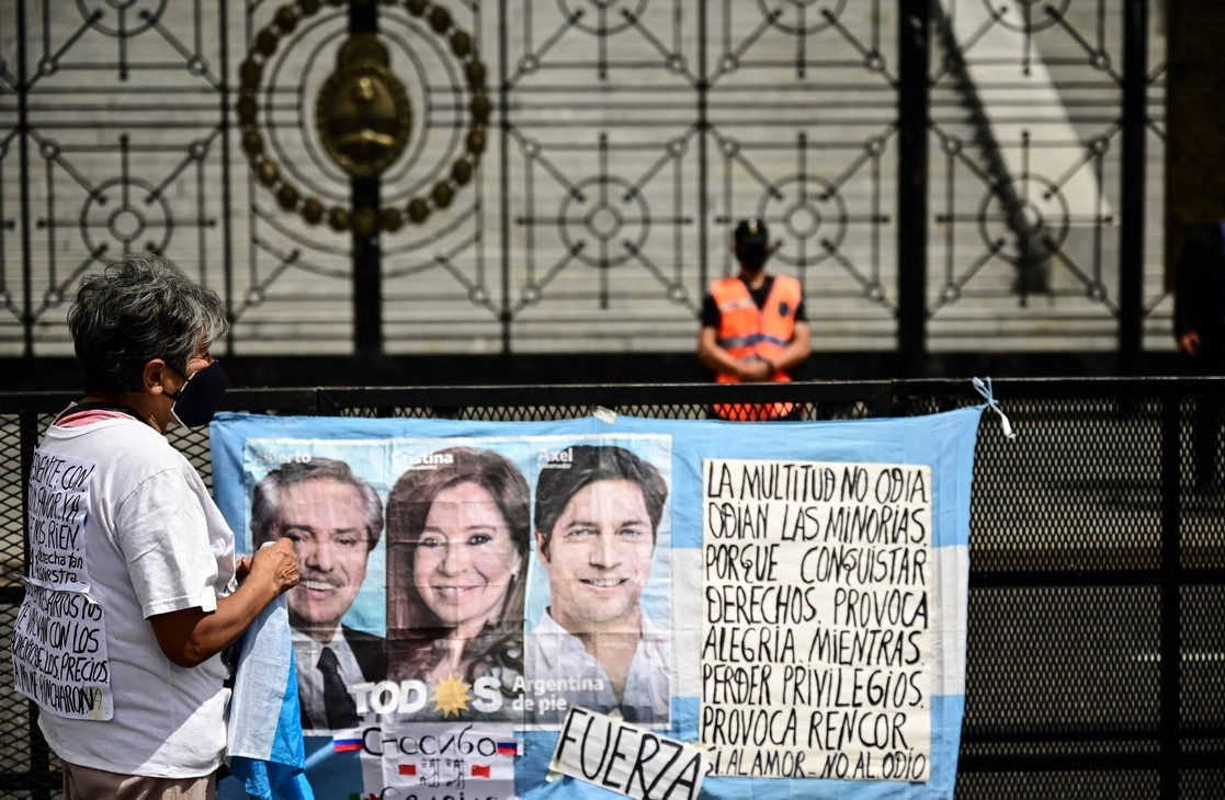 Barda de la sede del Congreso Nacional argentino. En la manta aparecen de izquierda a derecha el presidente Alberto Fernández, la vicepresidenta Cristina Fernández de Kirchner y el gobernador de Buenos Aires, Axel Kicillof. Foto Afp / Archivo