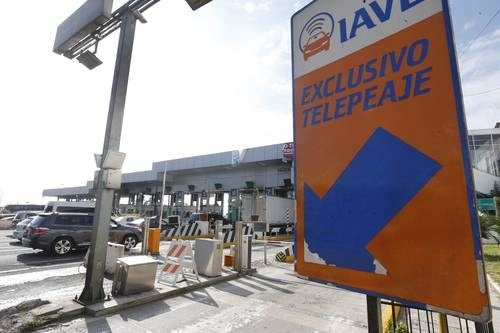 Pinfra, concesionaria de la autopista México-Toluca, informó que a partir de este miércoles 1 de abril el pago de cuota en esta vialidad será exclusivamente a través del sistema de telepeaje y no habrá cobro en efectivo. Foto Carlos Ramos Mamahua / Archivo