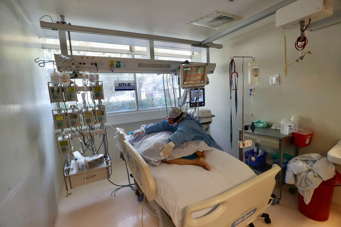 Atención a paciente con covid-19 en el Instituto Nacional de Enfermedades Respiratorias, ubicado en la alcaldía Tlalpan, CDMX. Foto Luis Castillo / Archivo