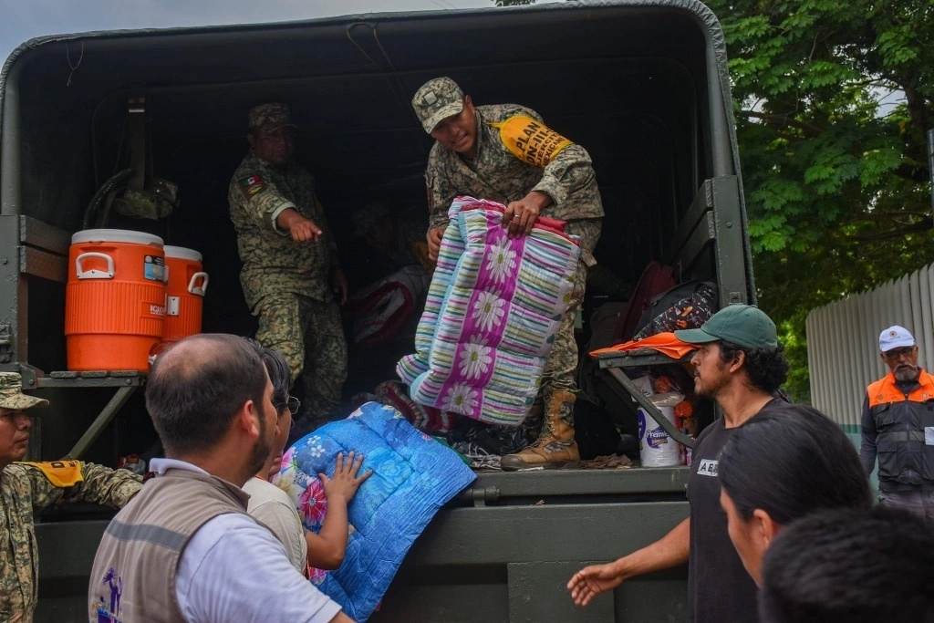 En Veracruz inició el reparto de víveres para damnificados por el paso del huracán Milton. Foto Ayuntamiento de Coatzacoalcos