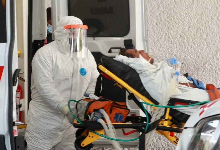 El presidente Andrés Manuel López Obrador resaltó que sólo en dos estados, Nuevo León y Tabasco, “hay saturación” al 80 por ciento en hospitalización general de enfermos de Covid-19. En la imagen, paramédicos trasladan a un paciente al área de Urgencias del Hospital General Balbuena, en la Ciudad de México. Foto Maria Luisa Severiano