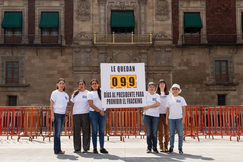 Activistas colocaron frente a Palacio Nacional un contador para recordarle al presidente López Obrador, que solamente le quedan 99 días para que prohiba el 'fracking' en México.  Foto tomada de Facebook @nofrackingmx