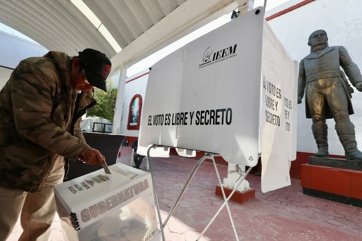 Decenas de personas participan en la votación gubernamental del Estado de México, en la casilla del distrito electoral 21 en Ecatepec de Morelos, el 4 de junio de 2023. Foto Roberto García Ortiz


