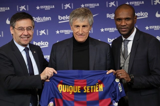 “Todavía no soy absolutamente consciente de lo que significa ponerme a entrenar al mejor jugador del mundo (Messi) y los compañeros que tiene", dijo Setién (al centro). Foto Ap