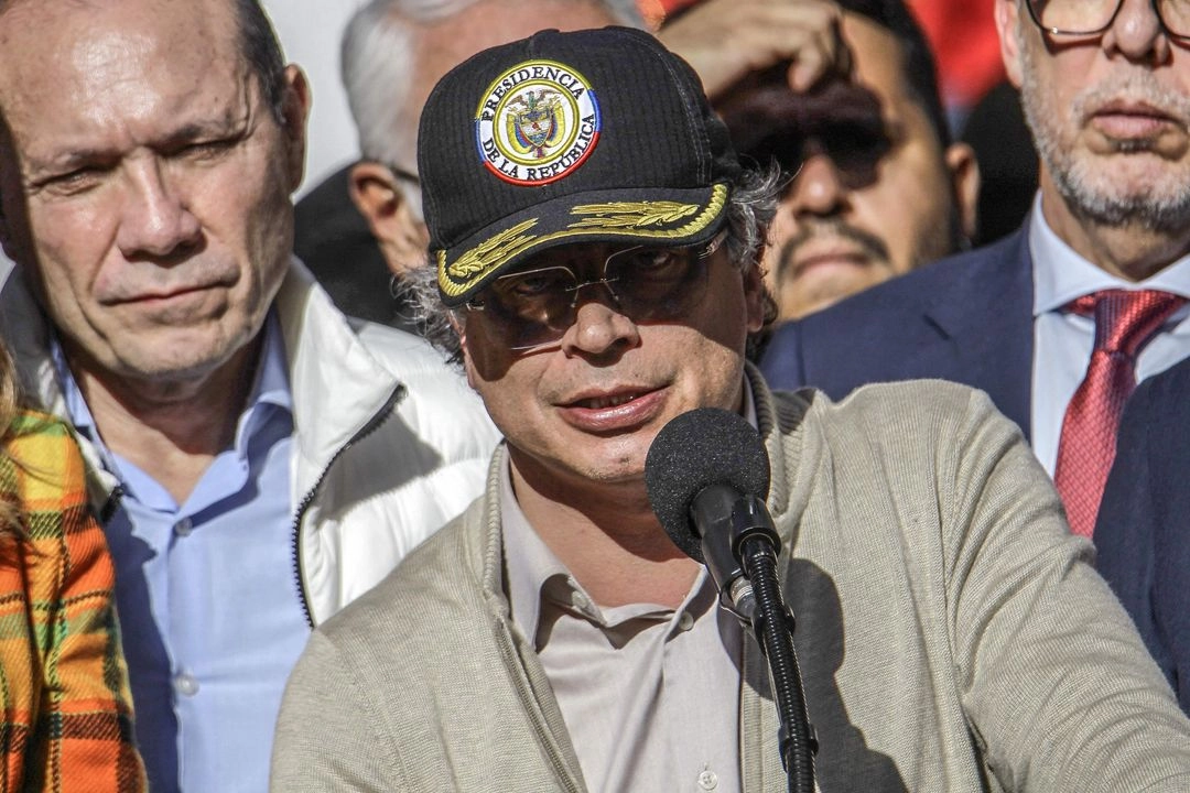 Las indagaciones preliminares del CNE establecieron que hubo aportes que sobrepasaron en 5 mil 355 millones de pesos (1.31 millones de dólares apróximadamente) los límites de financiación establecidos por la ley, además de pagos y aportes de dos sindicatos que no fueron registrados en la contabilidad de la campaña, así como los vuelos privados de una empresa de aviación. Foto 