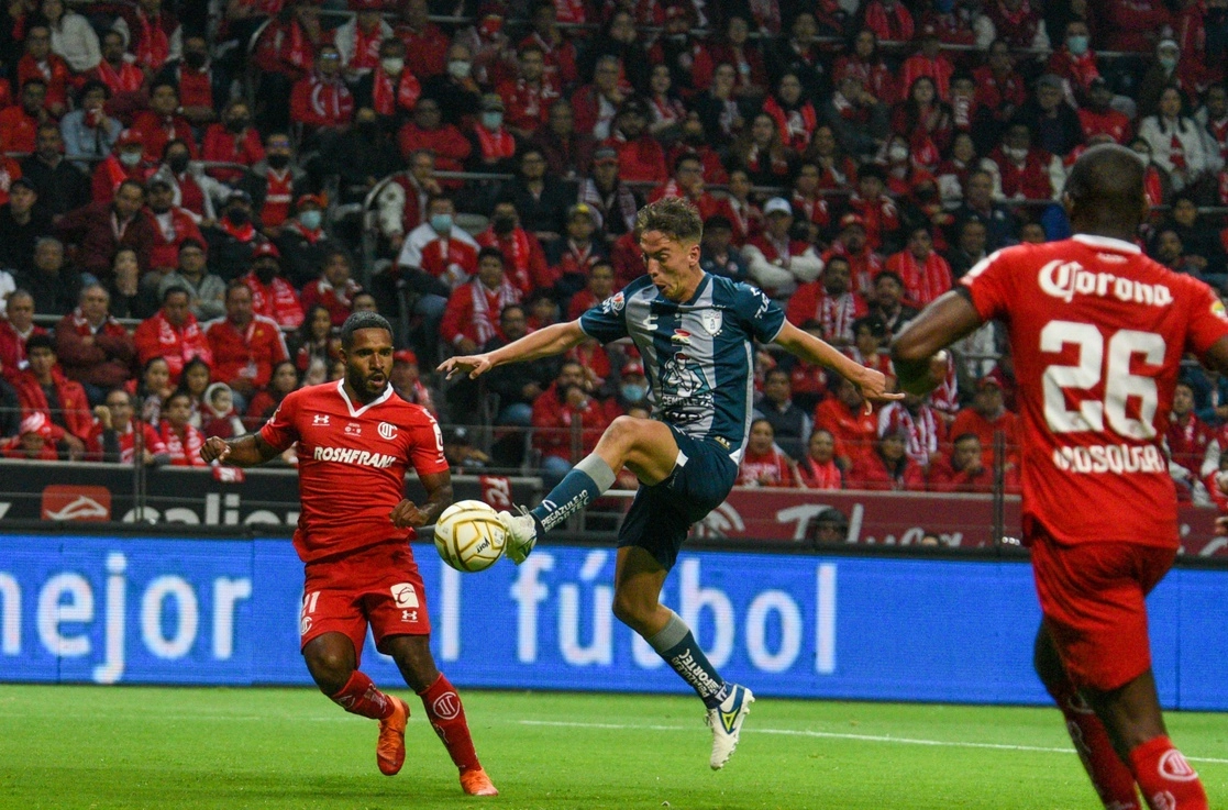 Un gran número de aficionados del futbol mexicano quedará al margen del desenlace del torneo Apertura 2022 de la Liga Mx, pues no podrá ver el partido de vuelta de la final entre Pachuca y Toluca por televisión abierta. Foto Cuartoscuro