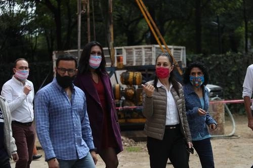 El alcalde de Miguel Hidalgo Víctor Hugo Romo y Olivia López Arellano, secretaria de Salud de la capital, acompañaron a Sheinbaum en la presentación del proyecto de clínica integral para personas transgénero en la colonia Santo Tomás. Foto Yazmín Ortega Cortés