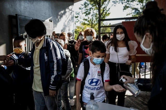 Durante el regreso a clases este martes en Bron, Francia. Foto Afp 