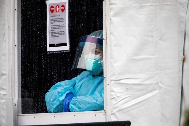 Una trabajadora de la Salud en una carpa donde se atiende a pacientes de Covid-19 en Brooklyn, NY. Foto Xinhua