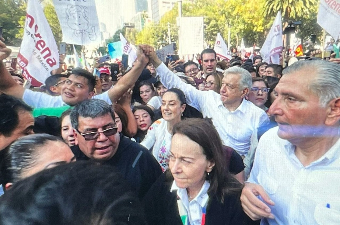 El presidente Andrés Manuel López Obrador en compañía de Claudia Sheinbaum y el secretario de Gobernación, Adán Augusto López, avanzan muy lento, junto a su círculo de seguridad e integrantes de su gabinete, sobre Paseo de la Reforma durante la marcha hacia el Zócalo. Foto Luis Castillo