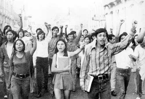 "Hace 53 años, el 10 de junio de 1971 una manifestación estudiantil fue duramente reprimida por el gobierno, a través de un grupo paramilitar conocido como 'los Halcones'", escribió Sheinbaum. Foto archivo personal de Paco Ignacio Taibo II