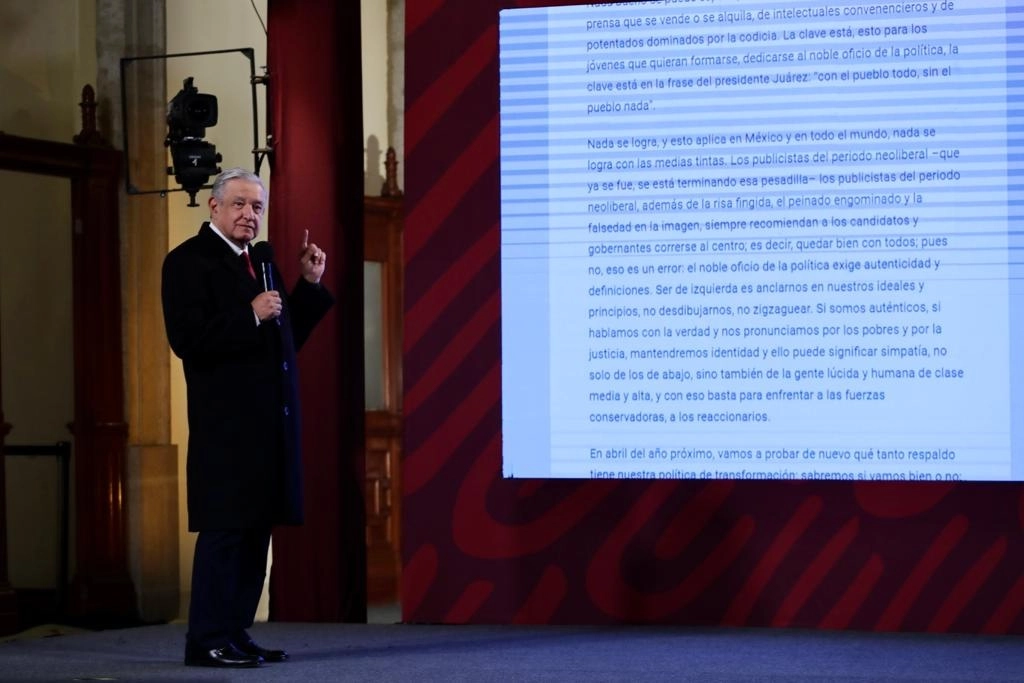 El presidente de México, Andrés Manuel López Obrador, durante su conferencia de prensa matutina en Palacio Nacional, en la Ciudad de México, el 10 de enero de 2022. Foto Roberto García Ortiz