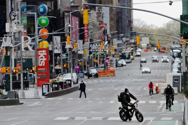 Peatones y ciclistas en Times Square en Manhattan, NY,  Foto Ap / Archivo

