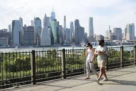 Personas caminan por un parque en el barrio de Brooklyn, Nueva York el pasado 16 de julio de 2020. Foto Xinhua

