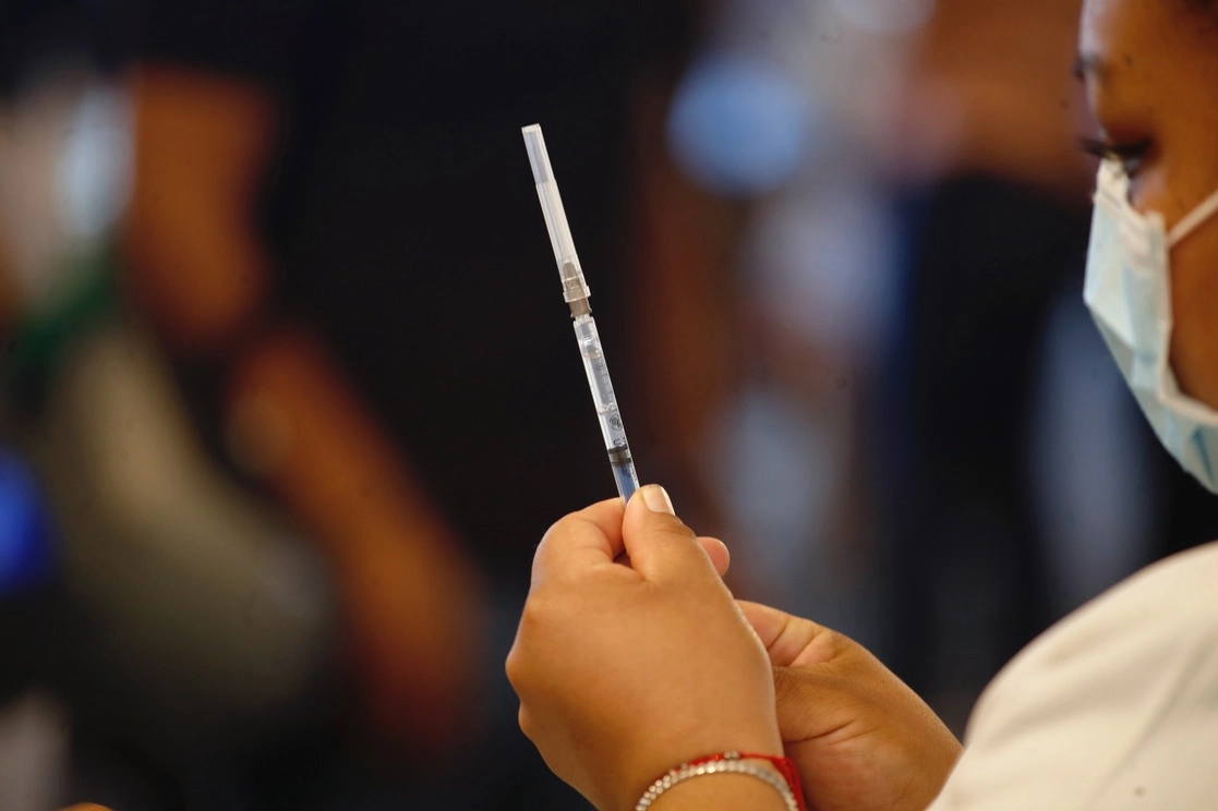 Personal de salud prepara una dosis de la vacuna antiCovid en imagen de archivo. Foto Cristina Rodríguez