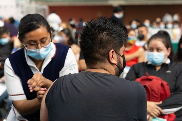 Personal de salud aplica una dosis de la vacuna anticovid en un centro de la CDMX. Foto Pablo Ramos