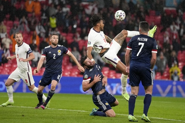 Pese al dominio inglés, Escocia logró mantener intacta su portería en el duelo jugado en el estadio Wembley, en Londres. Foto Ap