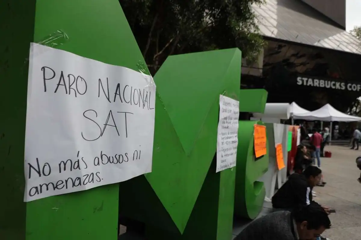 Trabajadores del SAT bloquean avenida Hidalgo, en sus cruces con Rosales y Paseo de la Reforma, como parte del paro nacional que realizan este 14 de octubre de 2025. 