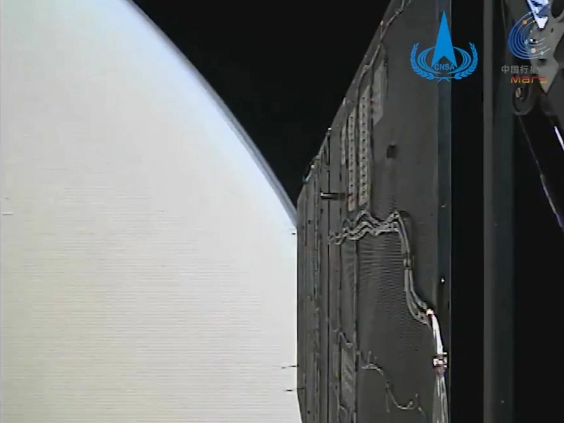 La agencia espacial china divulgó imágenes en video de su sonda "Tianwen-1" sobrevolando Marte, dos días después de haber logrado colocarla en órbita alrededor del planeta rojo, el 11 de febrero de 2021. Imagen tomada de un video difundido a través del Twitter de @Soc_AstroCar