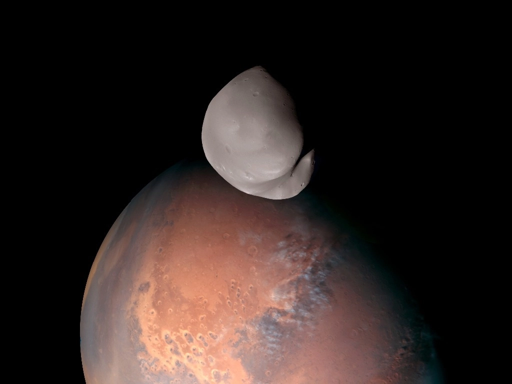 La sonda Amal, de los Emiratos Árabes Unidos, se acercó a 100 kilómetros (62 millas) de Deimos el mes pasado, y el lunes se dieron a conocer las imágenes del acercamiento. Foto Ap