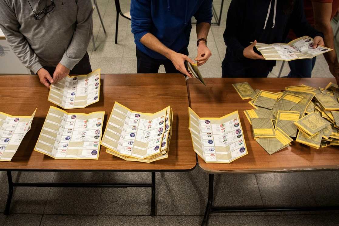 Según los sondeos a pie de urna, el partido derechista de Georgia Meloni encabeza las elecciones en Italia. Foto Afp