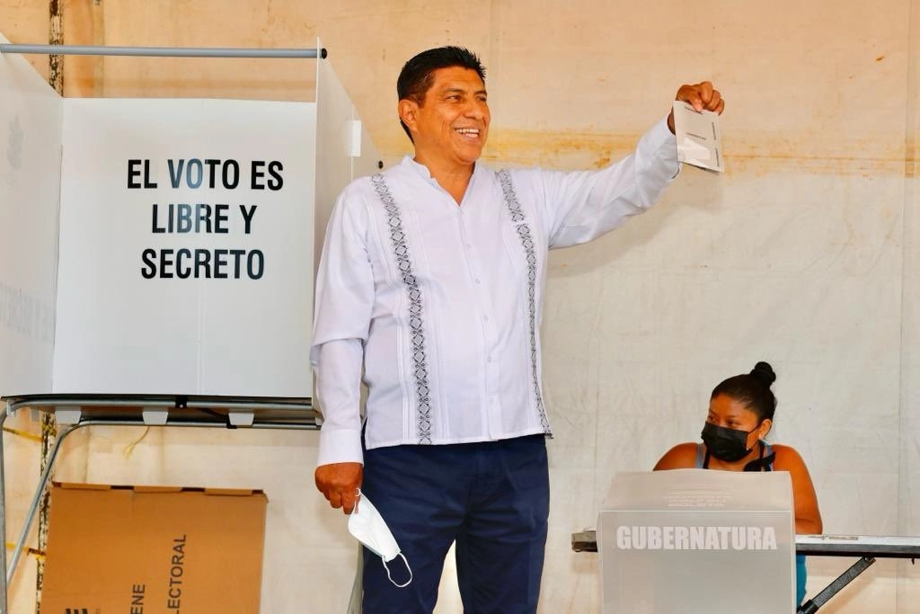 Salomón Jara al momento de emitir su voto. Foto de su twitter