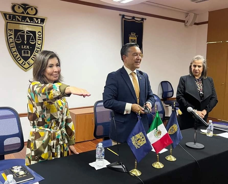 Sonia Venegas Álvarez (izq) toma protesta como nueva secretaria general de la Facultad de Derecho de la UNAM. Foto tomada de la cuenta de Twitter @DerechoUNAMmx