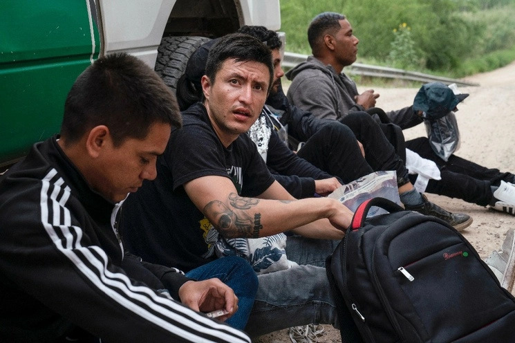 Migrantes detenidos por la patrulla fronteriza luego de cruzar desde México a Hidalgo, Texas. Foto Ap / Archivo
