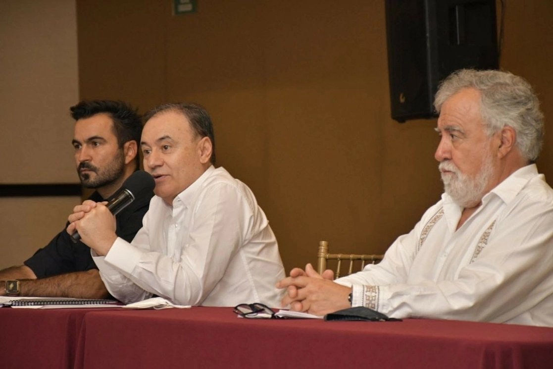Alfonso Durazo y Alejandro Encinas se reunieron para anunciar el convenio. Foto Cristina Gómez