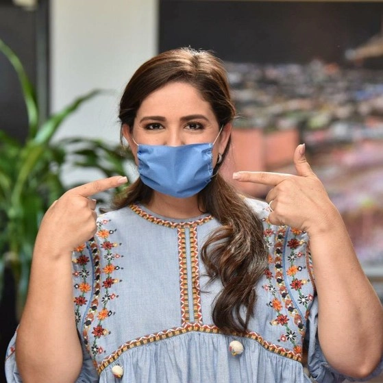 La munícipe de Hermosillo, Sonora, Célida López Cárdenas, aseguró que durante la cuarentena en sus tiempos libres aprendió a tocar la guitarra. Foto Facebook @celidalopezc
