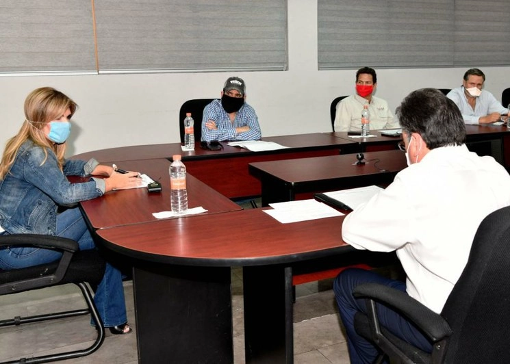 La gobernadora Claudia Pavlovich en reunión con productores de Sonora. Foto tomada del Twitter de @ClaudiaPavlovic