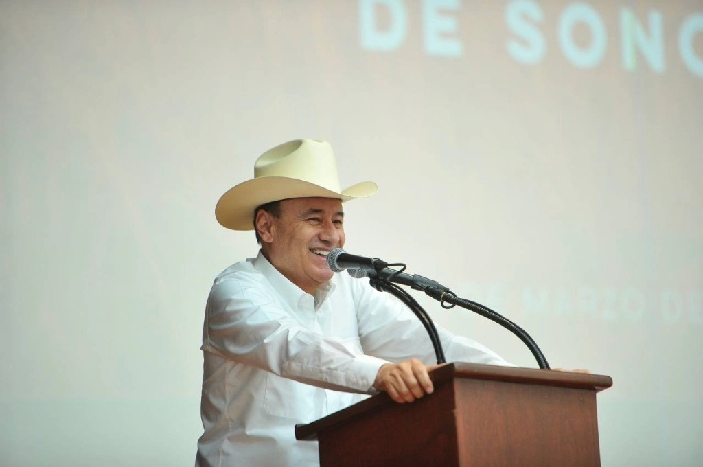 Alfonso Durazo, gobernador de Sonora explicó que el estado cuenta con 612 millones 472 mil 636 pesos para becas académicas. Foto Tomada del Twitter @AlfonsoDurazo  