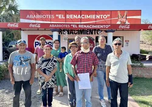 Gerónimo Chávez (camisa a cuadros y collarín) y su hermano David, a la derecha, con otros vecinos del asentamiento.Foto Sanjuana Martínez