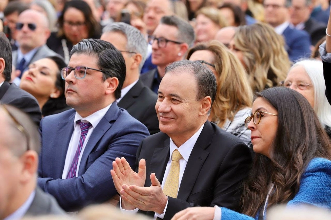 El gobernador de Sonora, Alfonso Durazo, asistió a la toma de posesión de la gobernadora de Arizona. Foto La Jornada