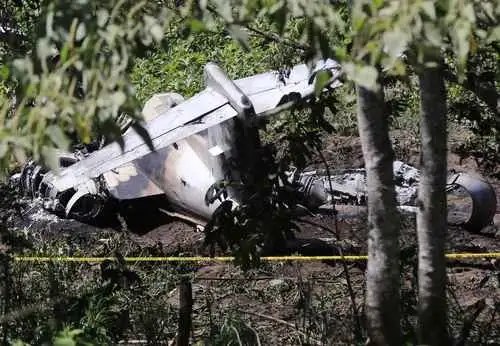 Restos de un avión que se estrelló en Xalapa, Veracruz en febrero pasado. Foto Afp