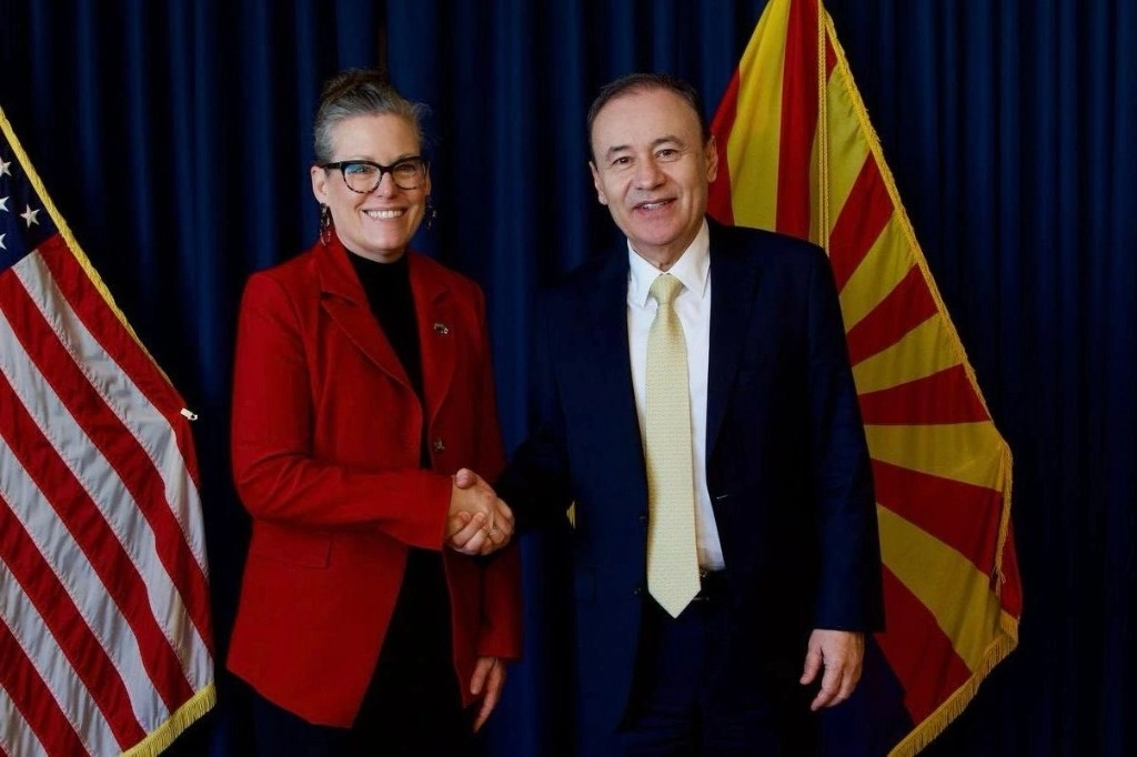 El gobernador de Sonora Alfonso Durazo se reunió con la gobernadora de Arizona Katie Hobb. Foto La Jornada