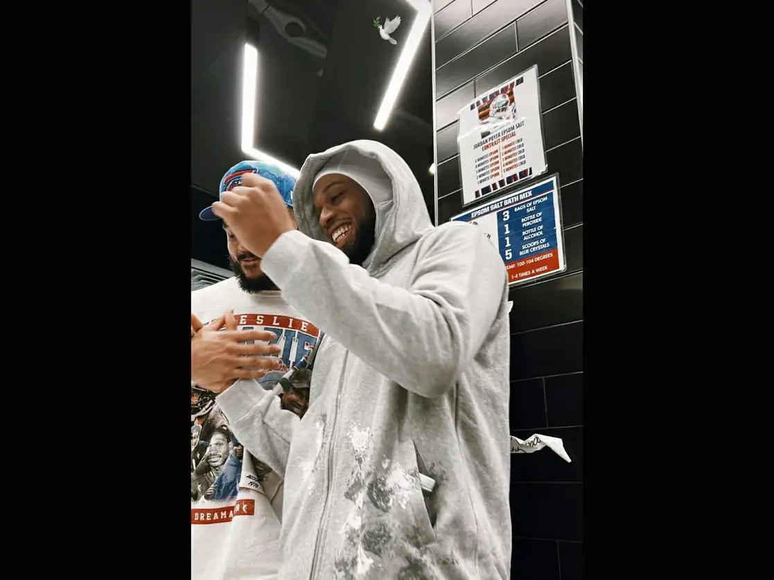 El ‘safety’, Damar Hamlin, fue a las instalaciones del equipo. Foto tomada de Twitter