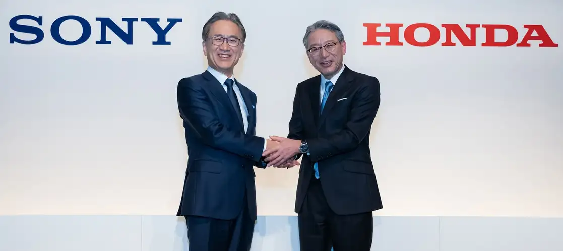 Kenichiro Yoshida, director ejecutivo corporativo y presidente de Sony Group Corporation, acompañado de Toshihiro Mibe, director, presidente, representante ejecutivo y director ejecutivo de Honda Motor Co., Ltd, anuncian la alianza estratégica entre ambas firmas para la creación de una nueva empresa que desarrollará, diseñará, producirá y comercializará un nuevo vehículo eléctrico en conjunto.
Fotos. Cortesía Honda Motor.
