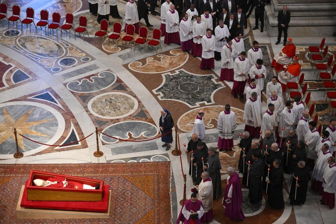 Una monja llora mientras el cuerpo del papa Francisco es trasladado a la Basílica de San Pedro en el Vaticano, el 23 de abril de 2025, para ser velado durante tres días.  Foto