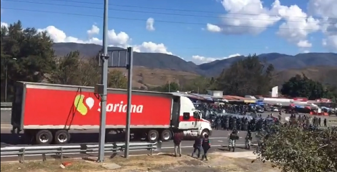 Los normalistas intentaron arrollar a los militares para despejar el camino. Foto La Jornada