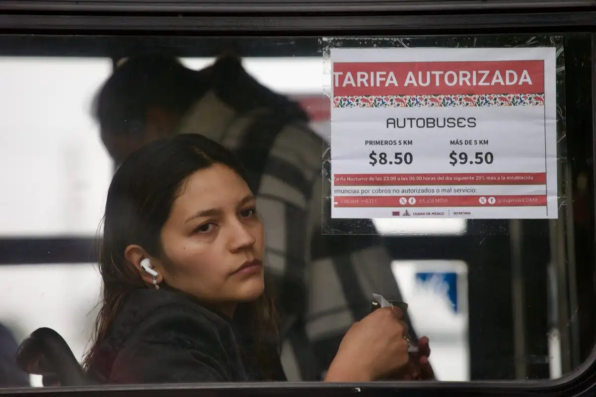 Las unidades de transporte público concesionado actualizan la calcomanía oficial del aumento a la tarifa del pasaje durante un operativo del  personal de la Semovi en el CETRAM Huipulco, el 3 de noviembre de 2025. Foto 