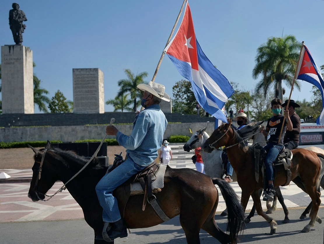 Manifestación en  las calles de la ciudad de Santa Clara, Cuba, para demandar el fin del bloqueo estadunidense. Foto Afp / Archivo