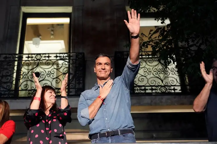 Pedro Sánchez, presidente del gobierno de España, se mostró eufórico y triunfante a pesar de que el PSOE perdió su hegemonía electoral. Foto Ap 