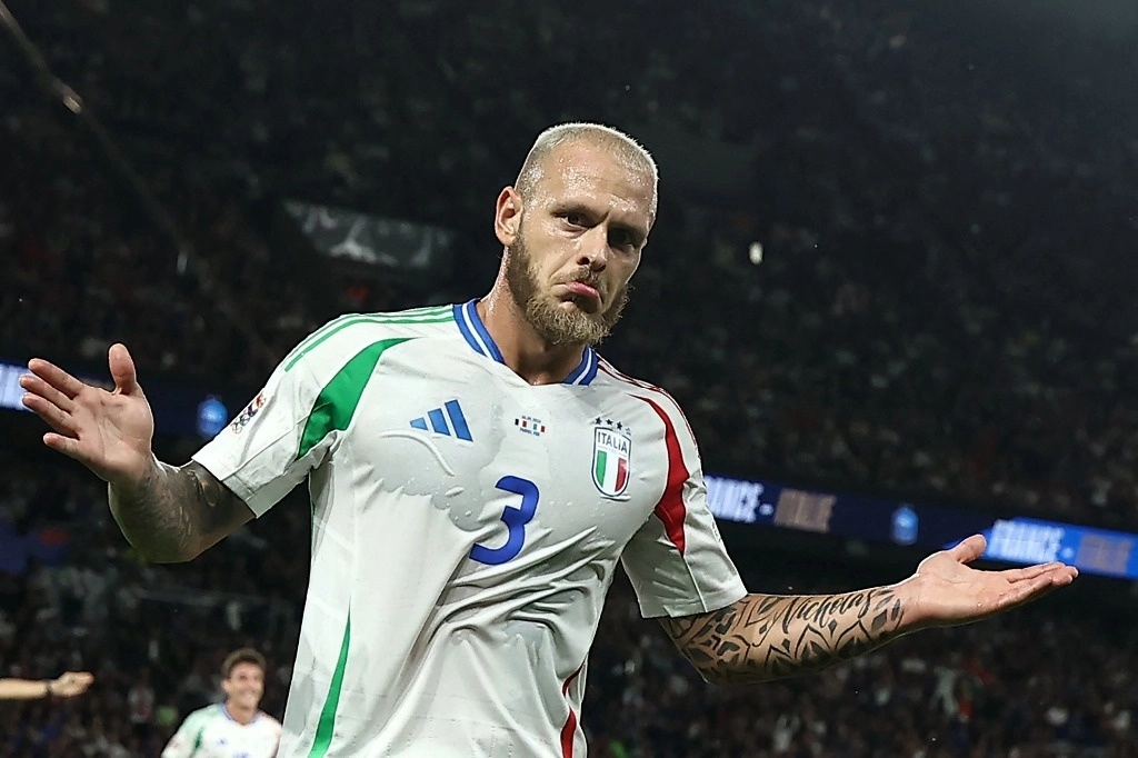 El defensa italiano #03 Federico Dimarco celebra el primer gol de su equipo durante el partido de futbol del Grupo A2 de la Liga de Naciones de la UEFA entre Francia e Italia en el Parque de los Príncipes en París el 6 de septiembre de 2024. Foto Afp